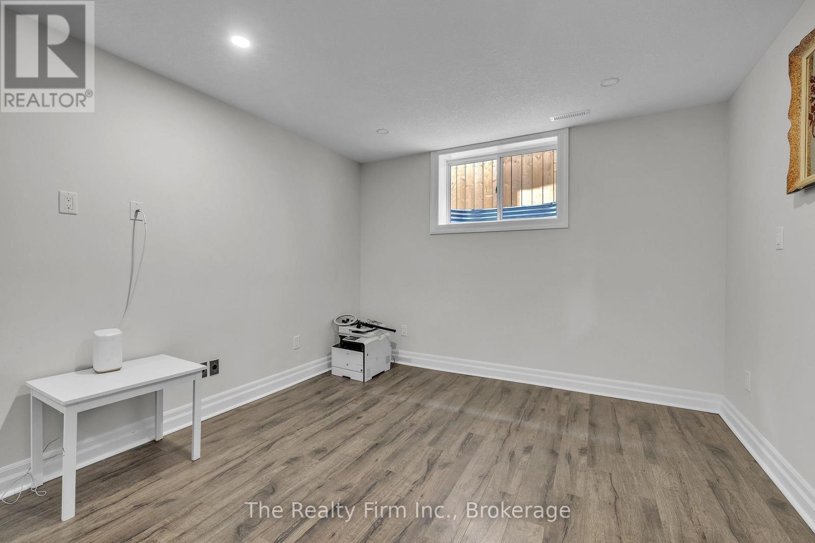 27 CRONYN STREET - 26