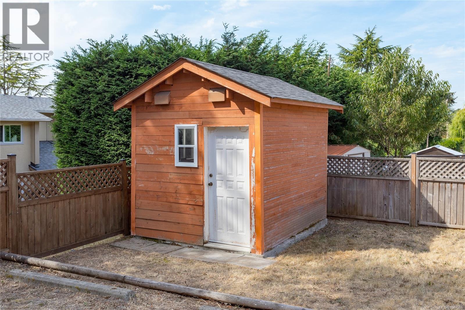 941 McKenzie Ave, Saanich