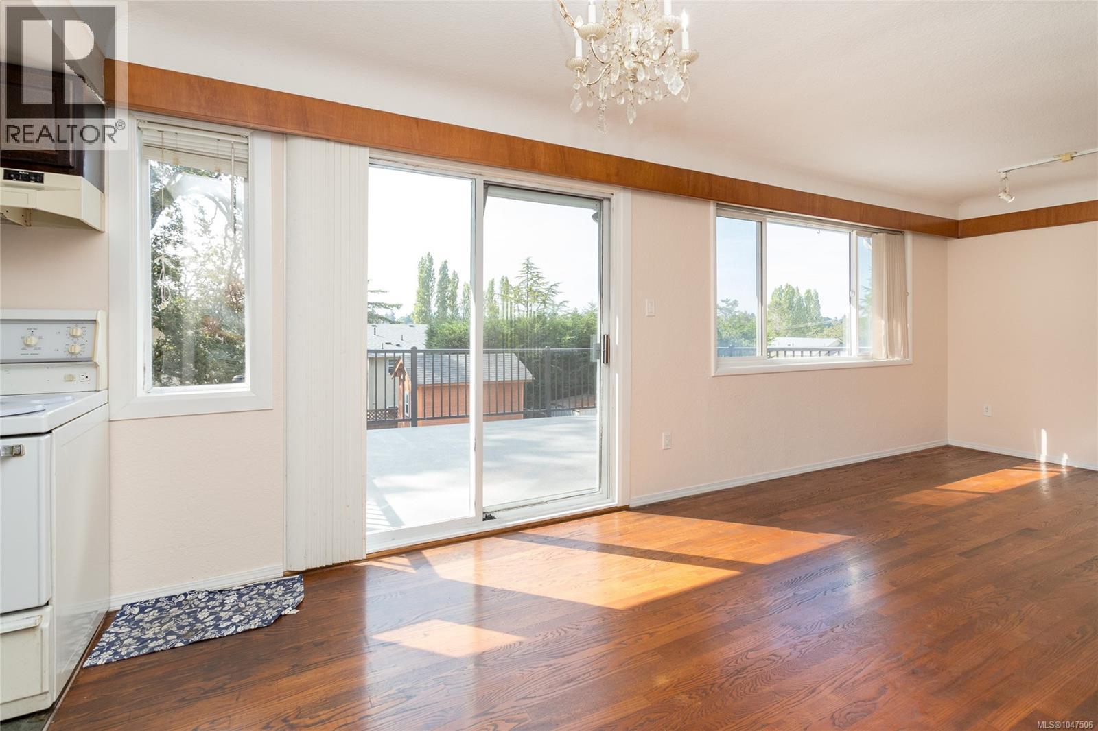 941 McKenzie Ave, Saanich