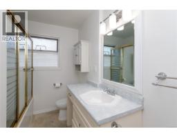 Bathroom - 941 Mckenzie Ave, Saanich, BC V8X3G8 Photo 16