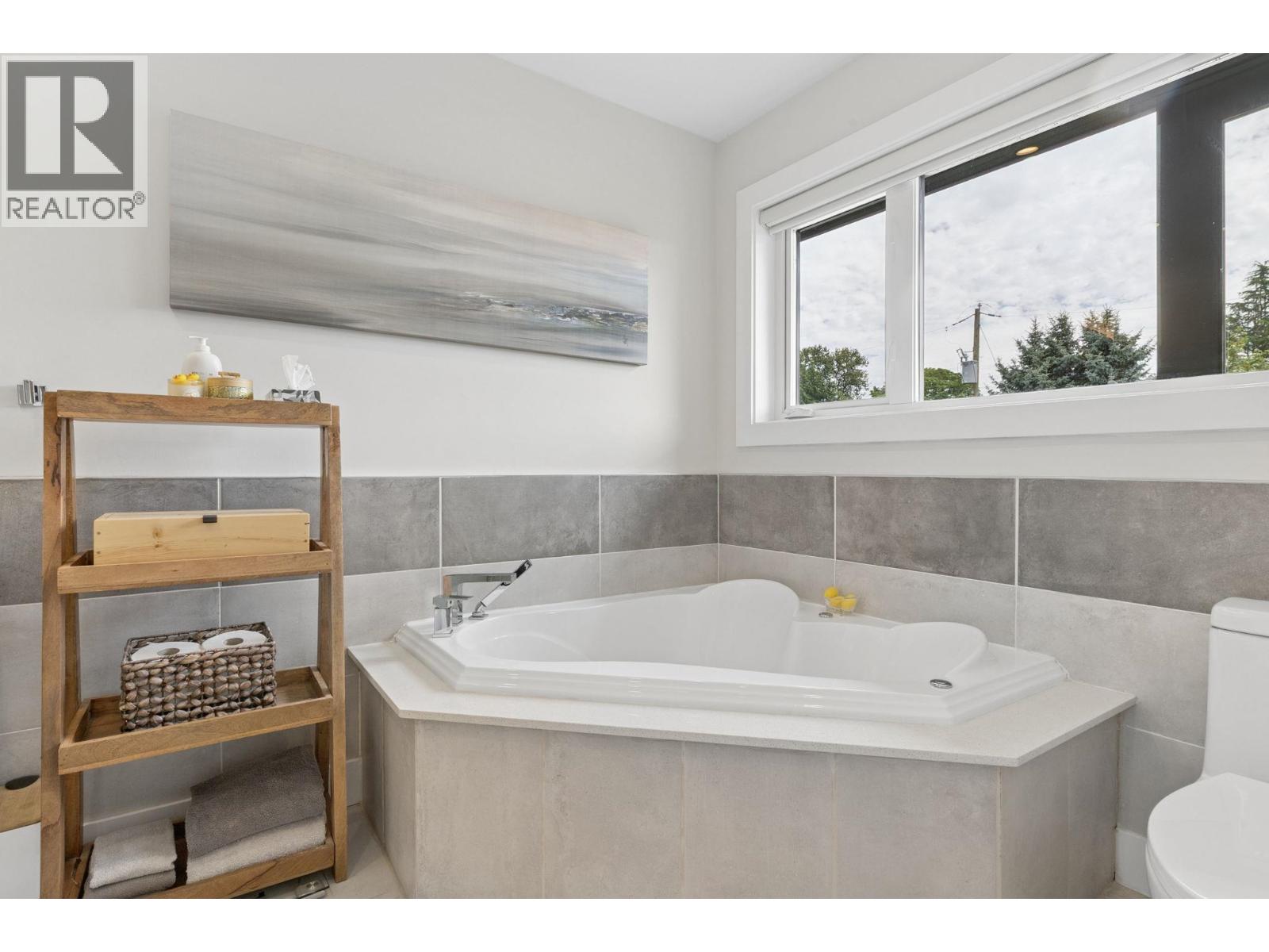 351 W 21ST STREET, North Vancouver