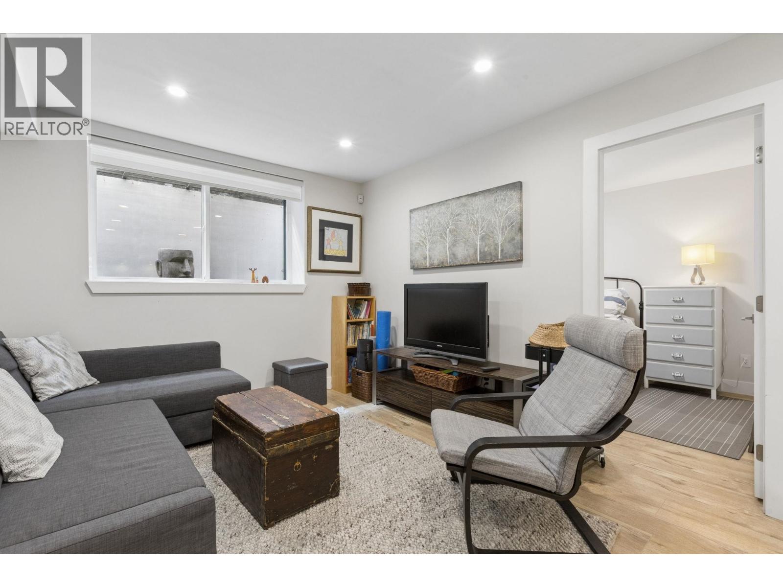 351 W 21ST STREET, North Vancouver