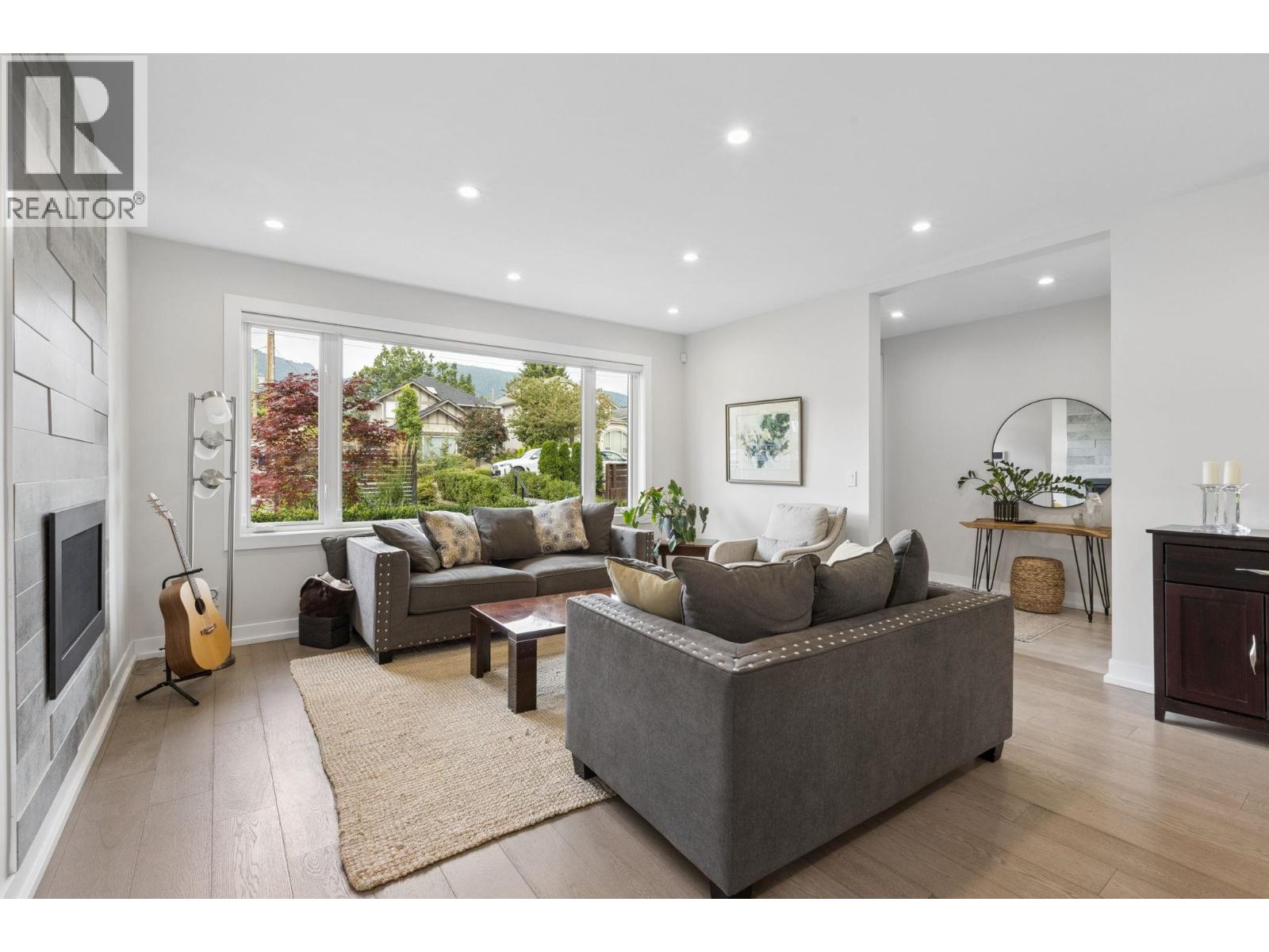 351 W 21ST STREET, North Vancouver
