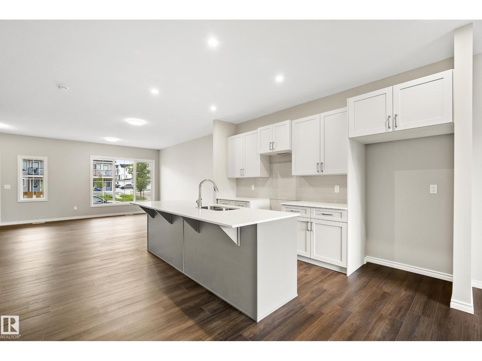 1222 MCLEOD AV - 15
