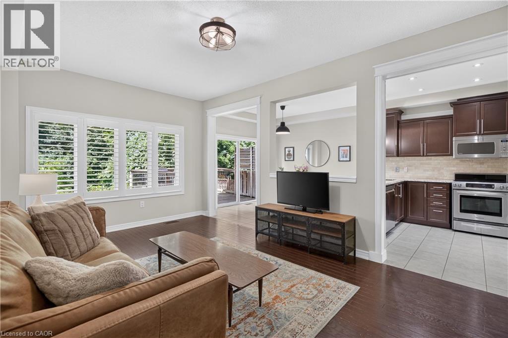 82 MAPLEVALE Drive - Image 7