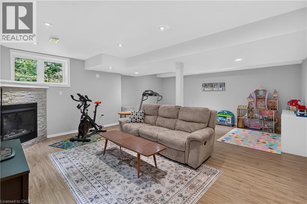 82 MAPLEVALE Drive - Image 28