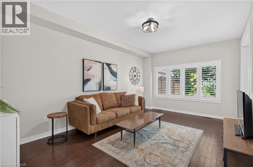82 MAPLEVALE Drive - Image 6