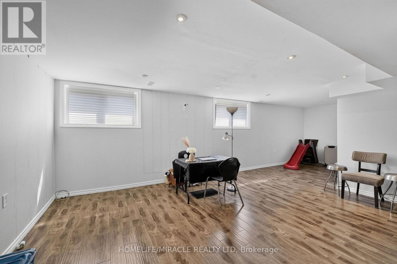 452 TYRONE CRESCENT - Image 33