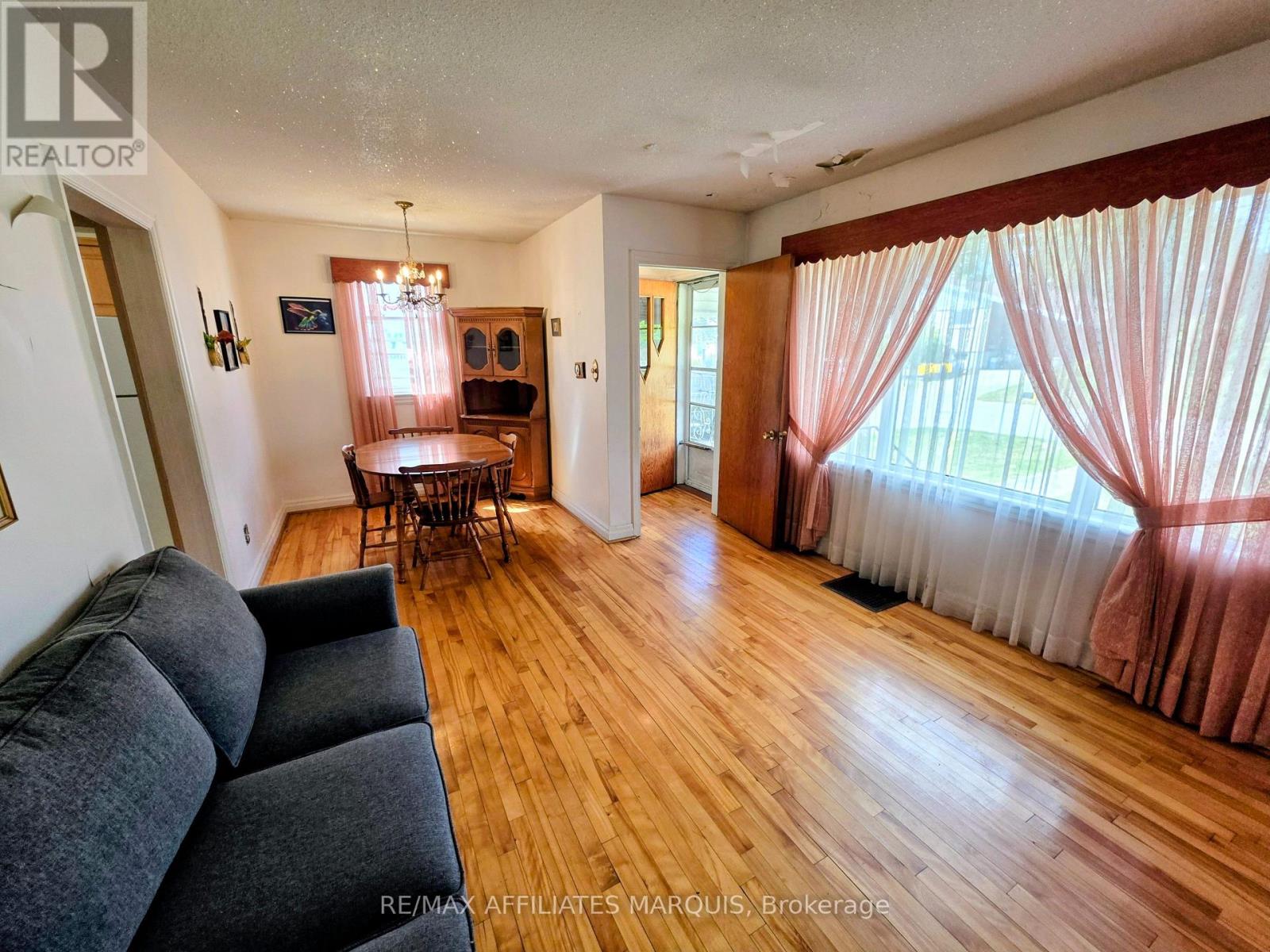 41 ELGIN STREET W - 2