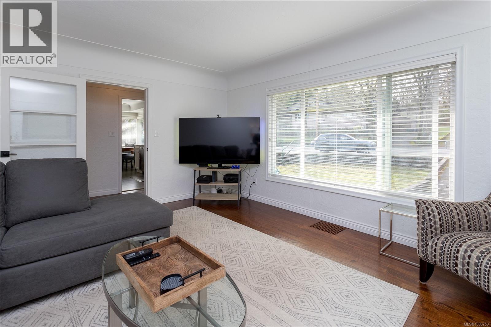 4121 Quadra St - 5