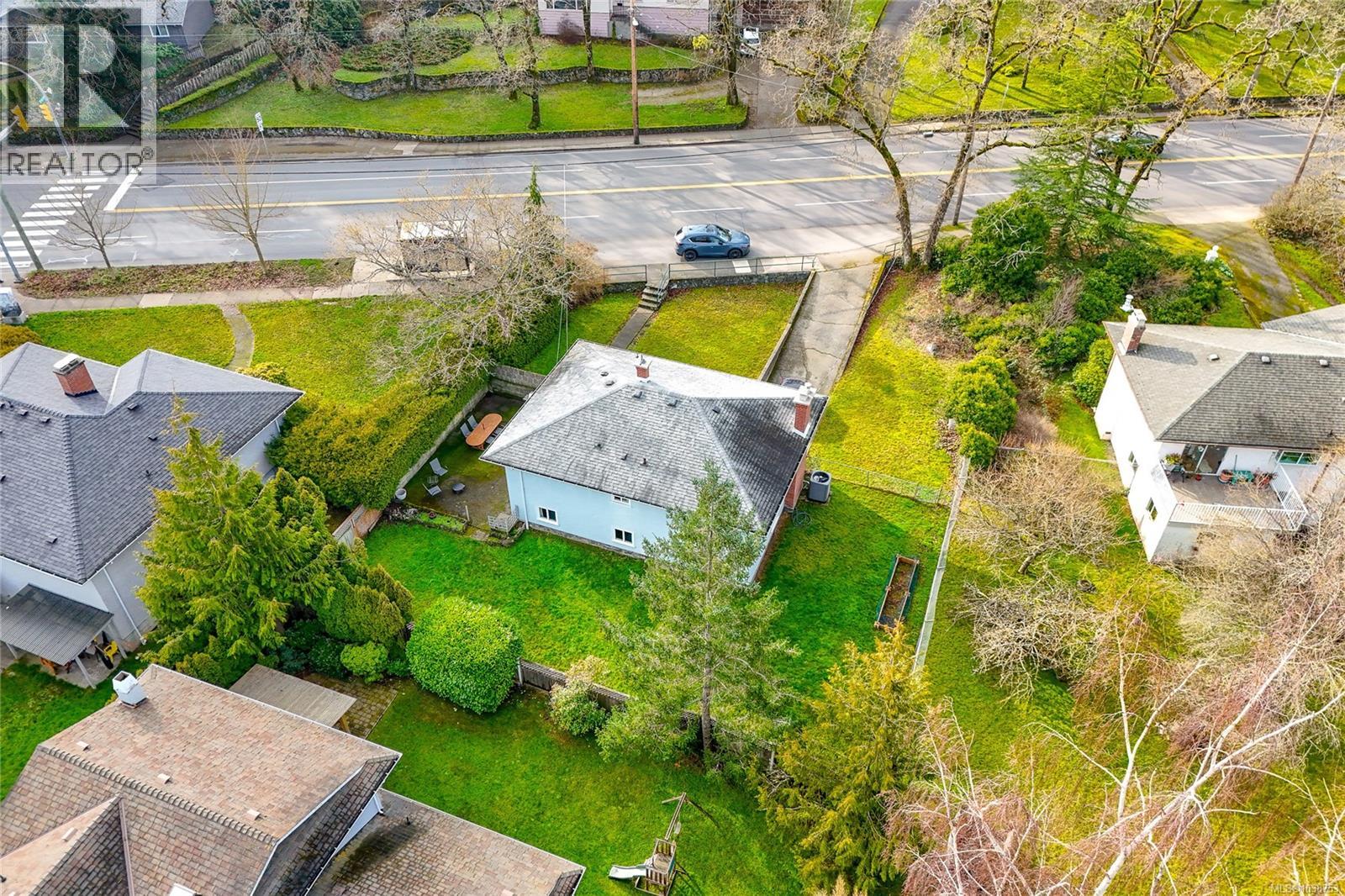 4121 Quadra St - 1