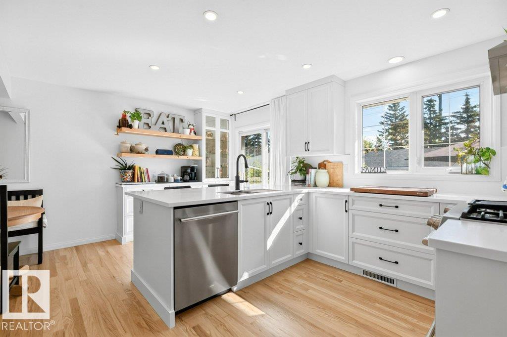 9047 52 ST NW - 13