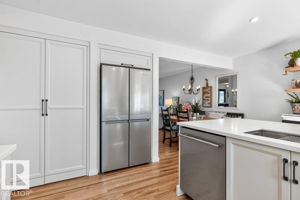 9047 52 ST NW - 17