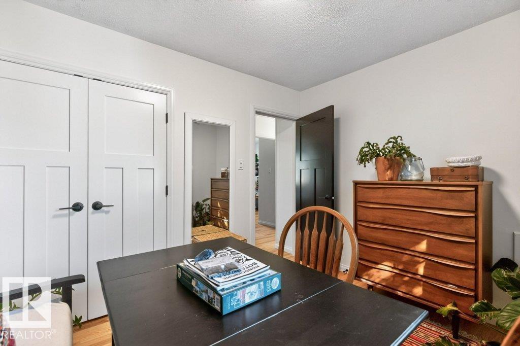 9047 52 ST NW - 23