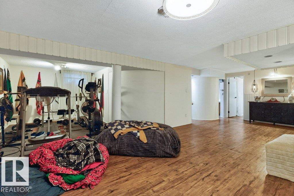 9047 52 ST NW - 30