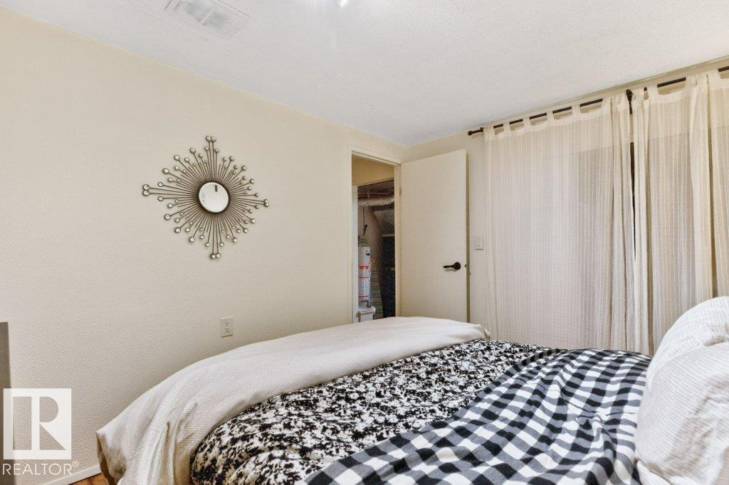 9047 52 ST NW - 33