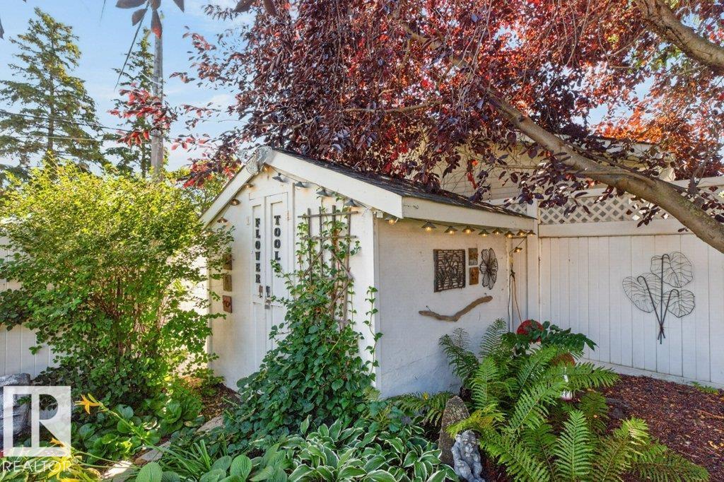 9047 52 ST NW - 44