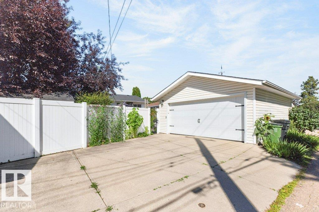 9047 52 ST NW - 46