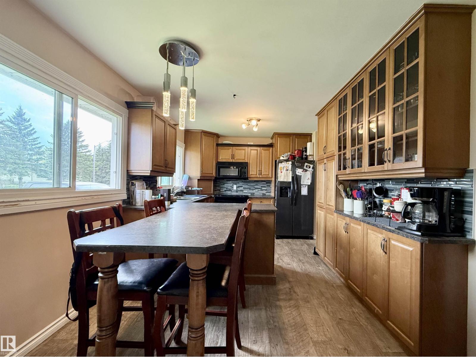 4808 52 AV photo 10