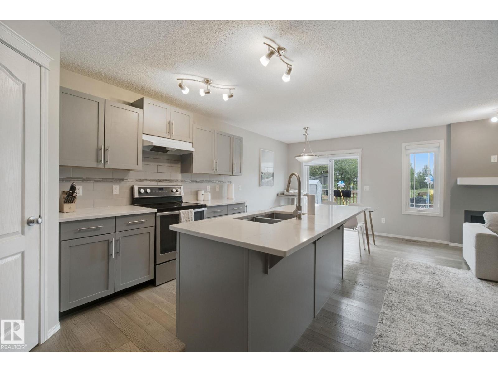 735 176 ST SW - 2