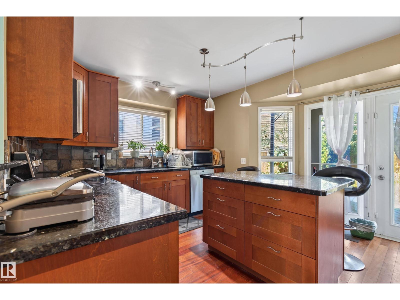 19040 70 AV NW - 10