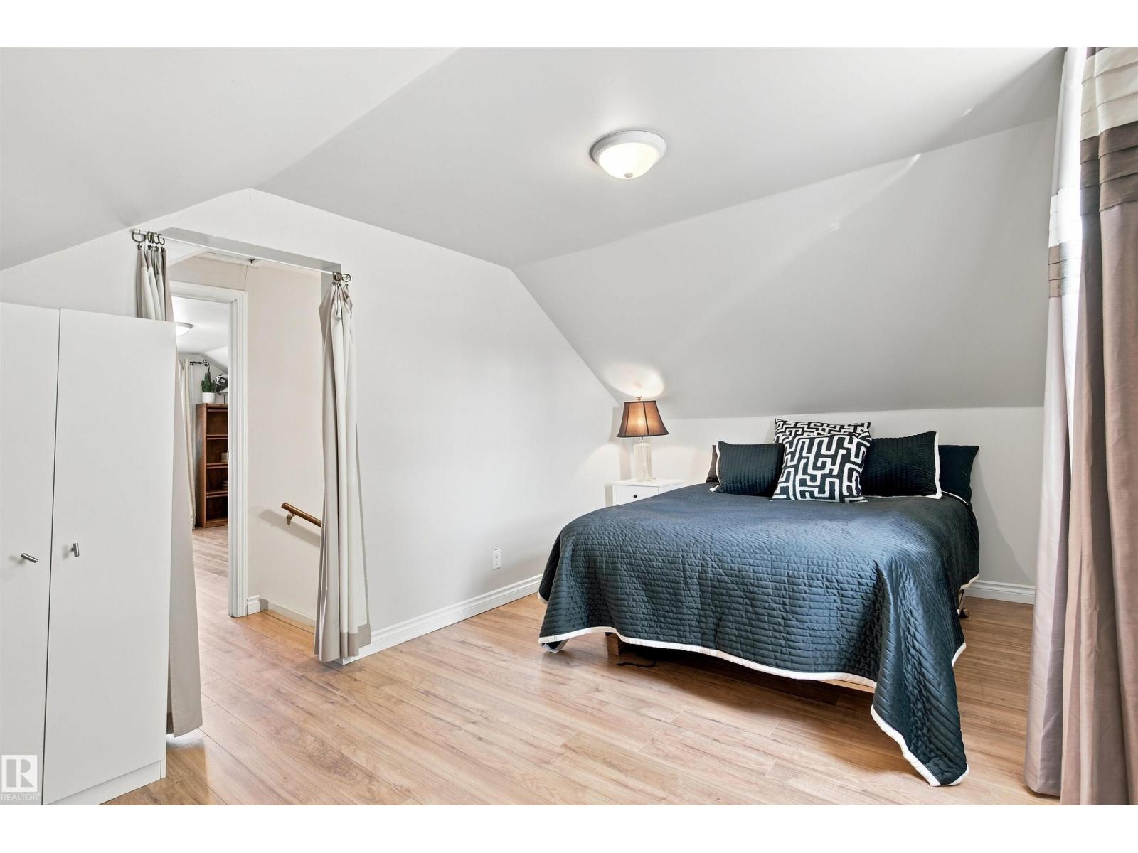 4718 49 ST - 30