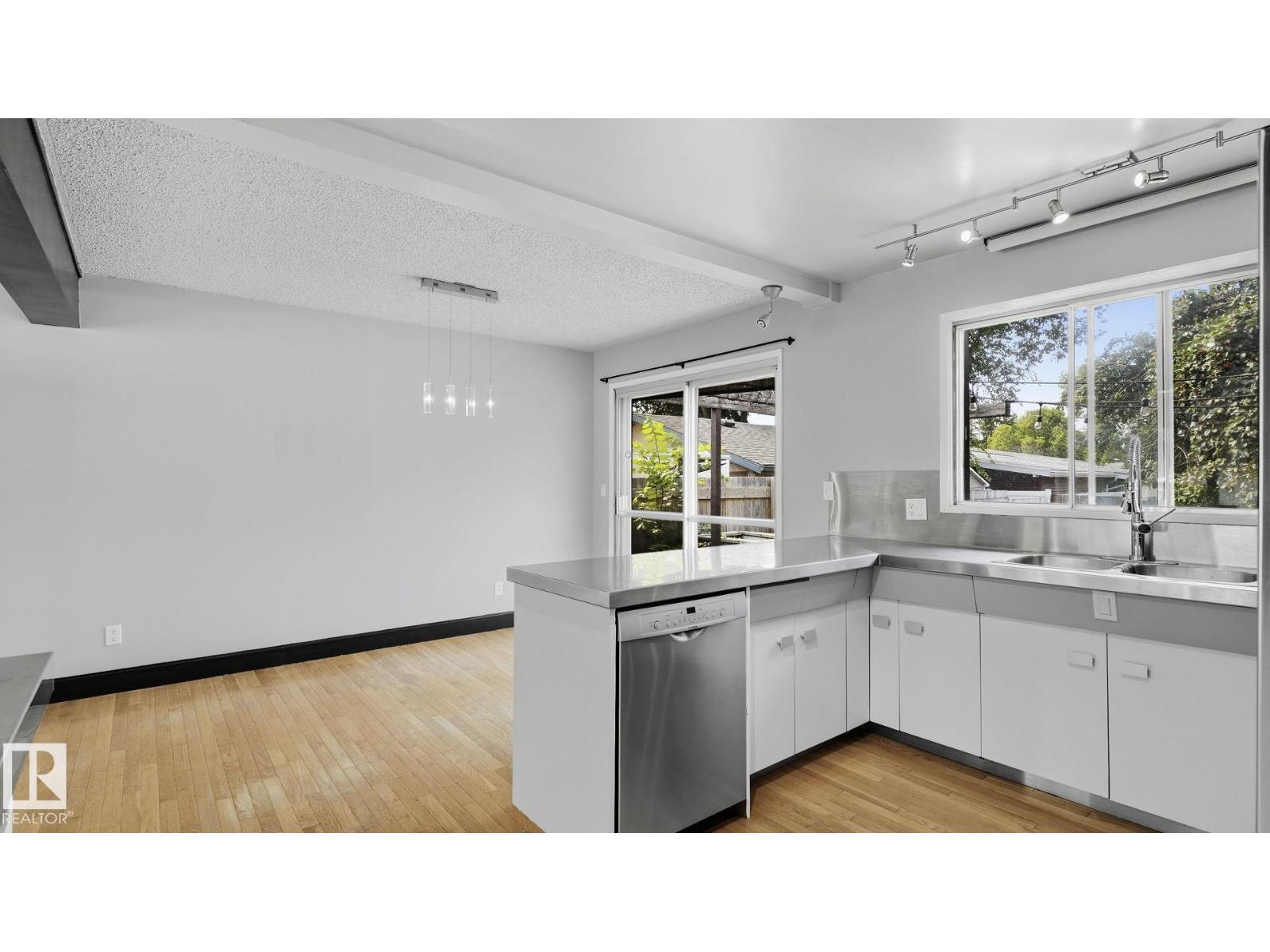 9216 93 ST - Image 11