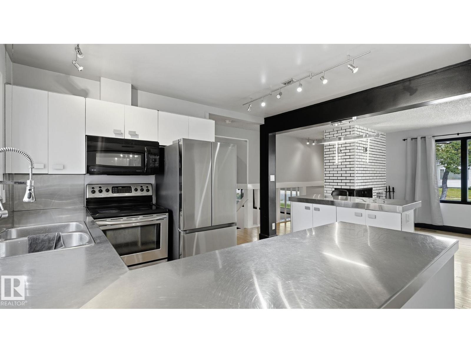 9216 93 ST - 13