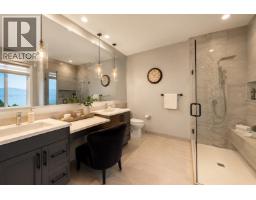 Full bathroom - 3953 Beachview Drive, West Kelowna, BC V4T2K1 Photo 6