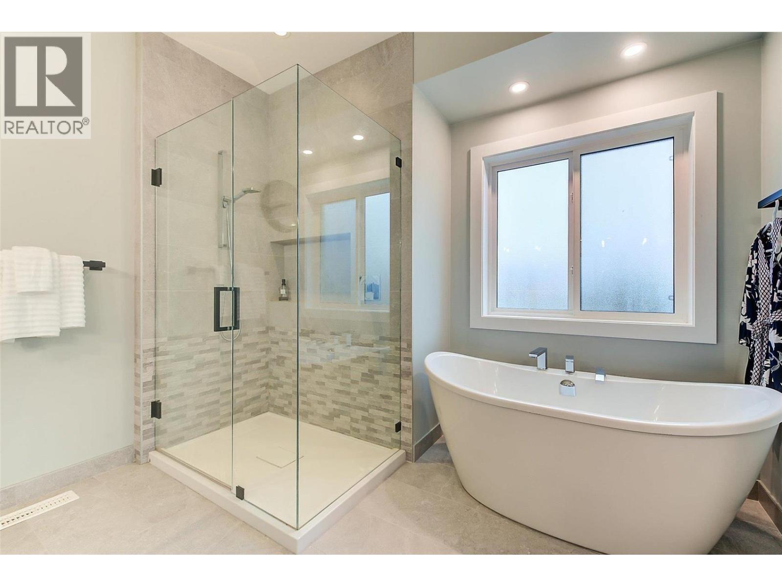  3953 Beachview Drive, West Kelowna