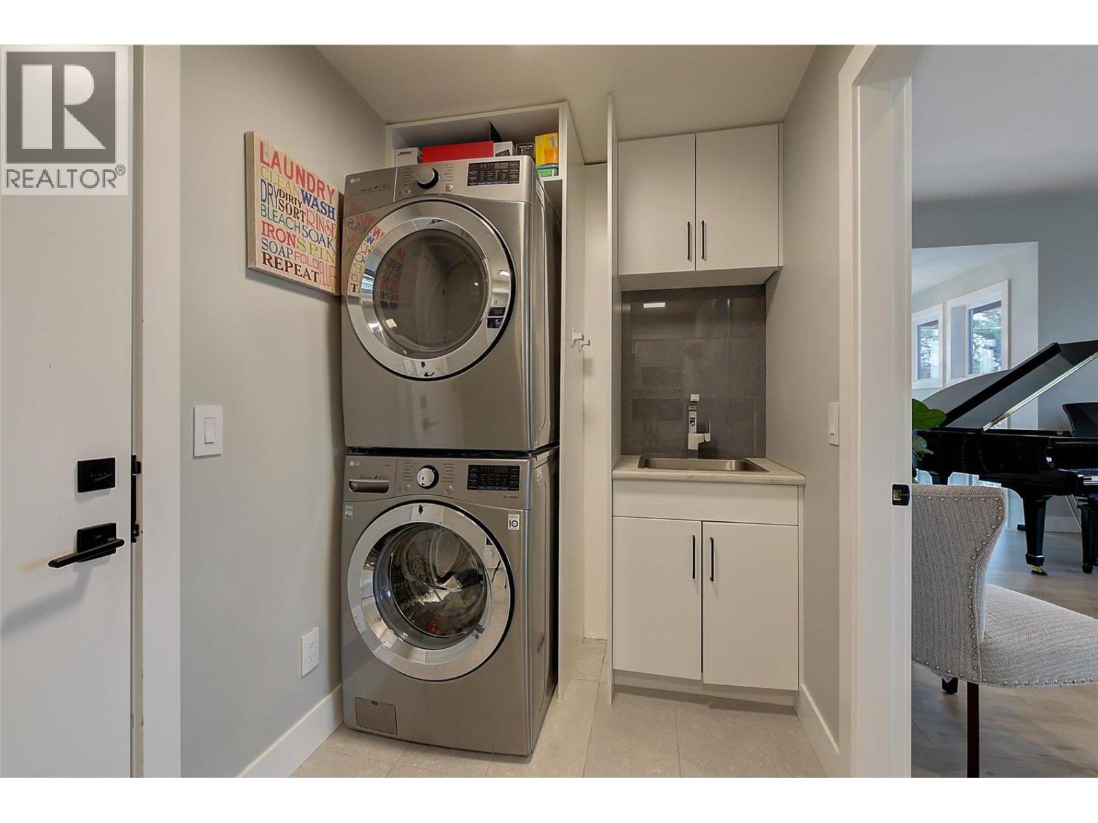  3953 Beachview Drive, West Kelowna