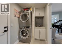 Primary Bedroom - 3953 Beachview Drive, West Kelowna, BC V4T2K1 Photo 15