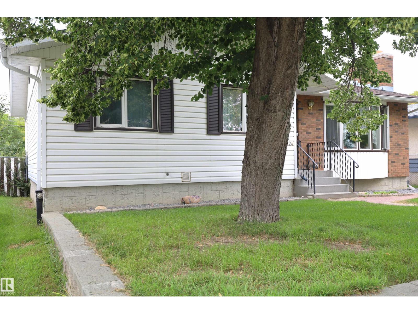 10424 152 ST NW - 5