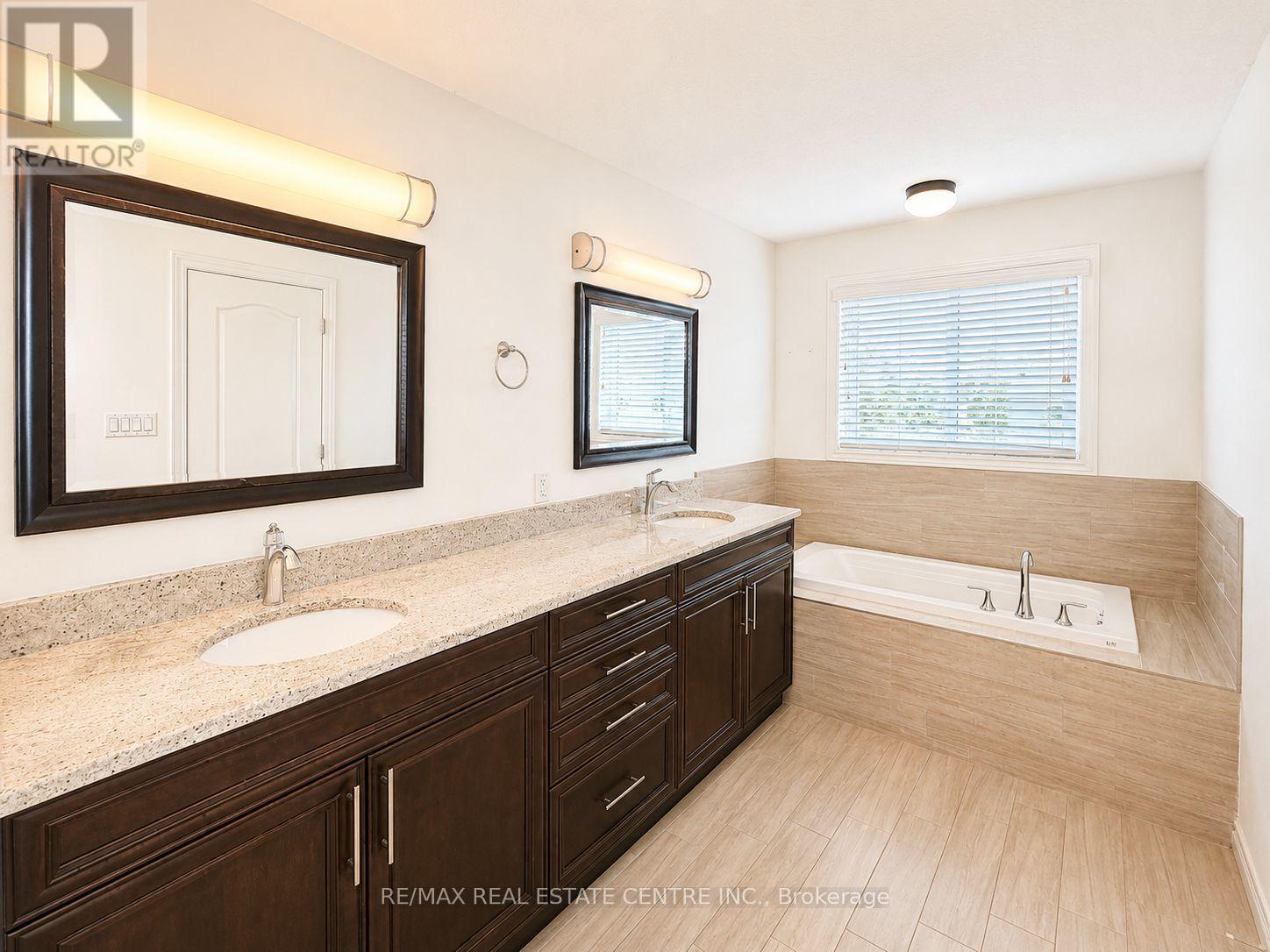 1029 MOY CRESCENT - 40