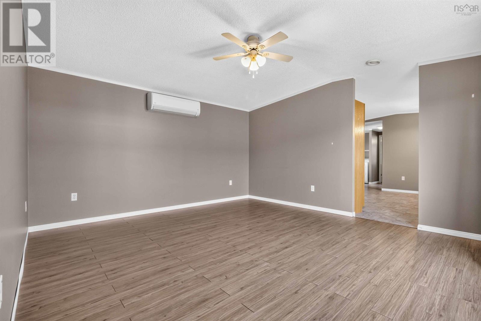 Property 24 of 34 of 109 Sherbrooke Avenue
