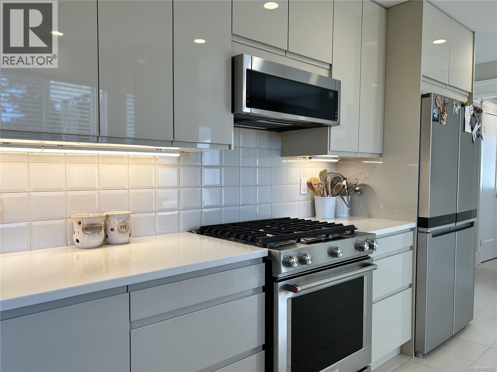 3894 Morton St - 11