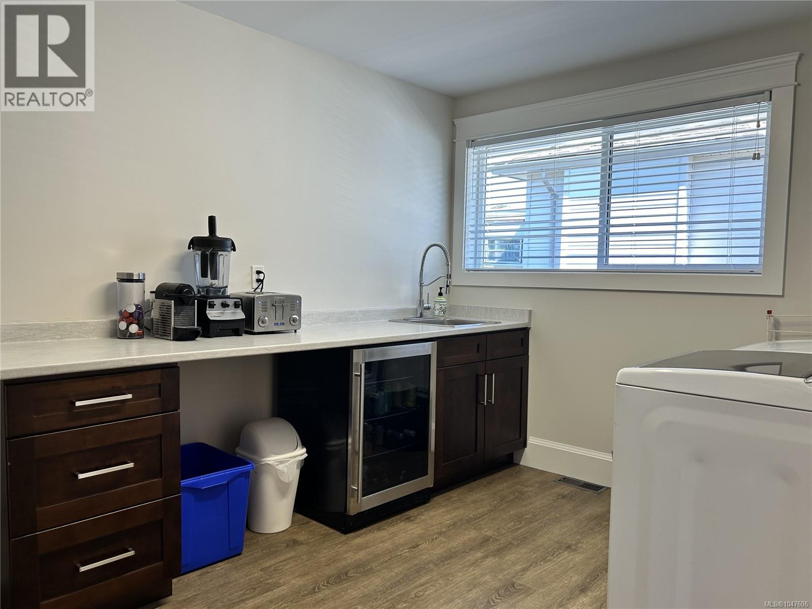 3894 Morton St - 23