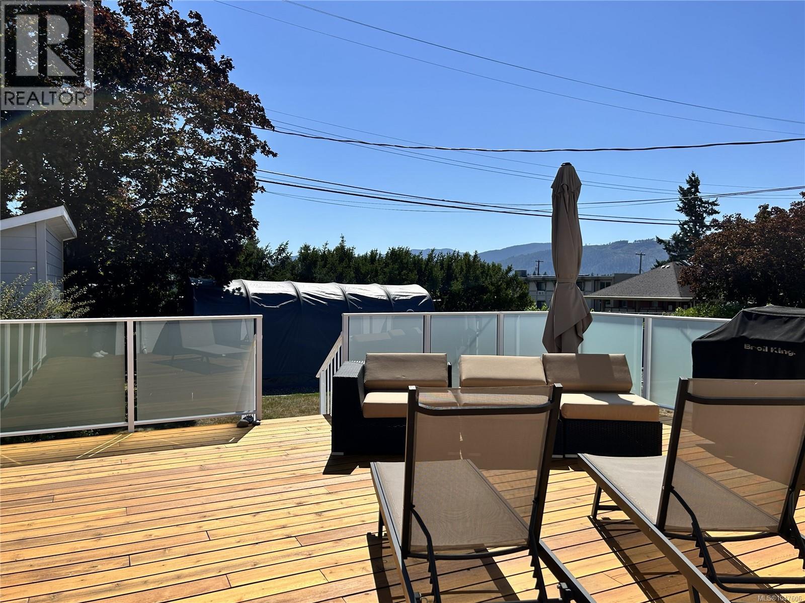 3894 Morton St - 35