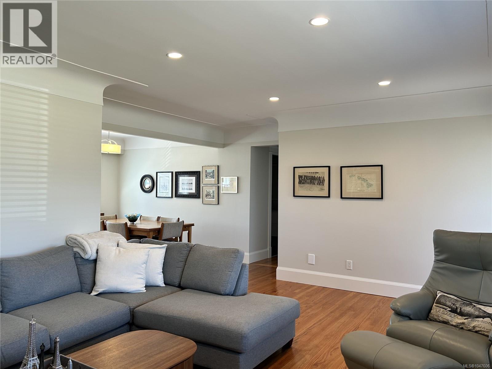 3894 Morton St - 5