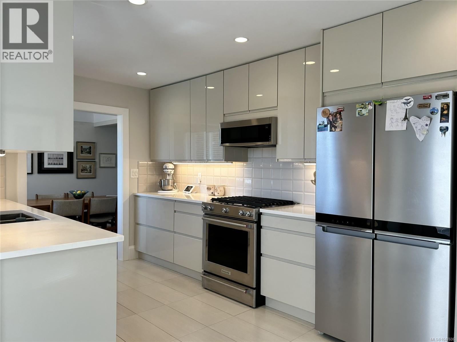 3894 Morton St - 9