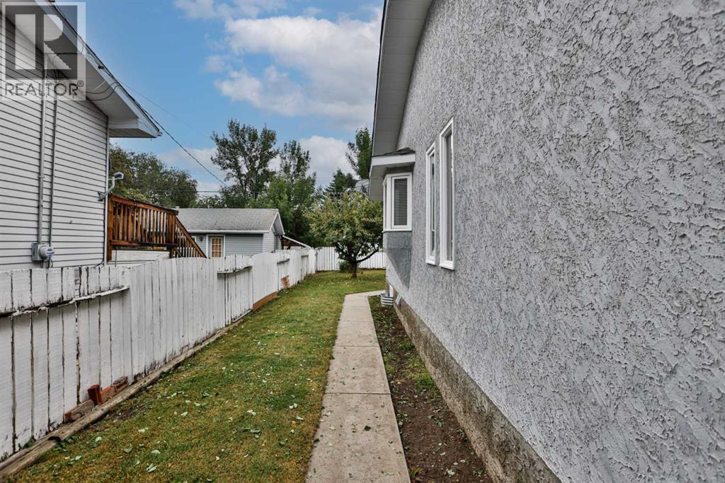 527 2 Street N - 3