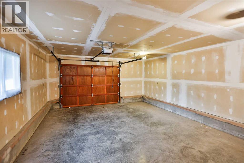 527 2 Street N - 8