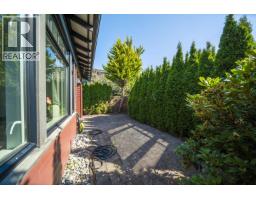 5066 Springs Boulevard, Delta, BC V4M0A7 Photo 12