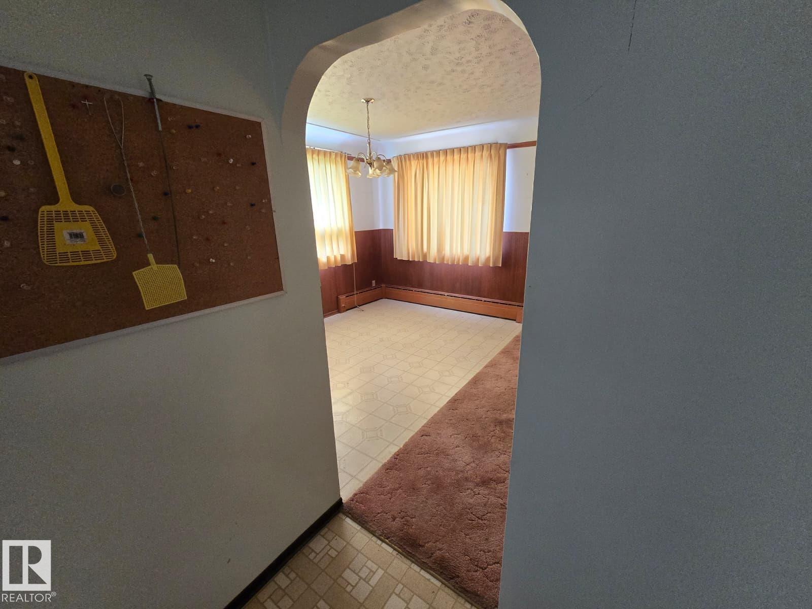 9839 81 AV NW - 7