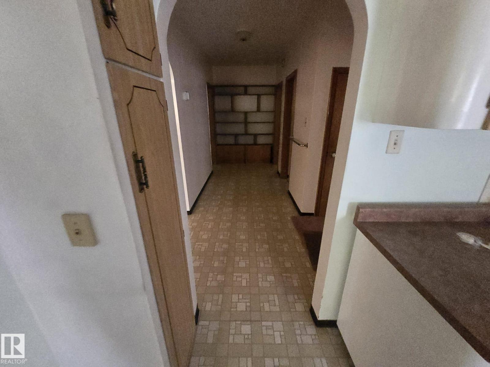 9839 81 AV NW - 3