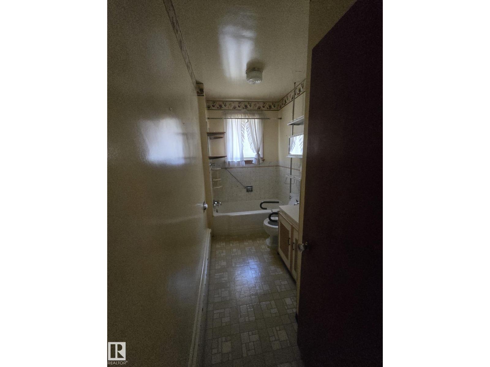 9839 81 AV NW - 2