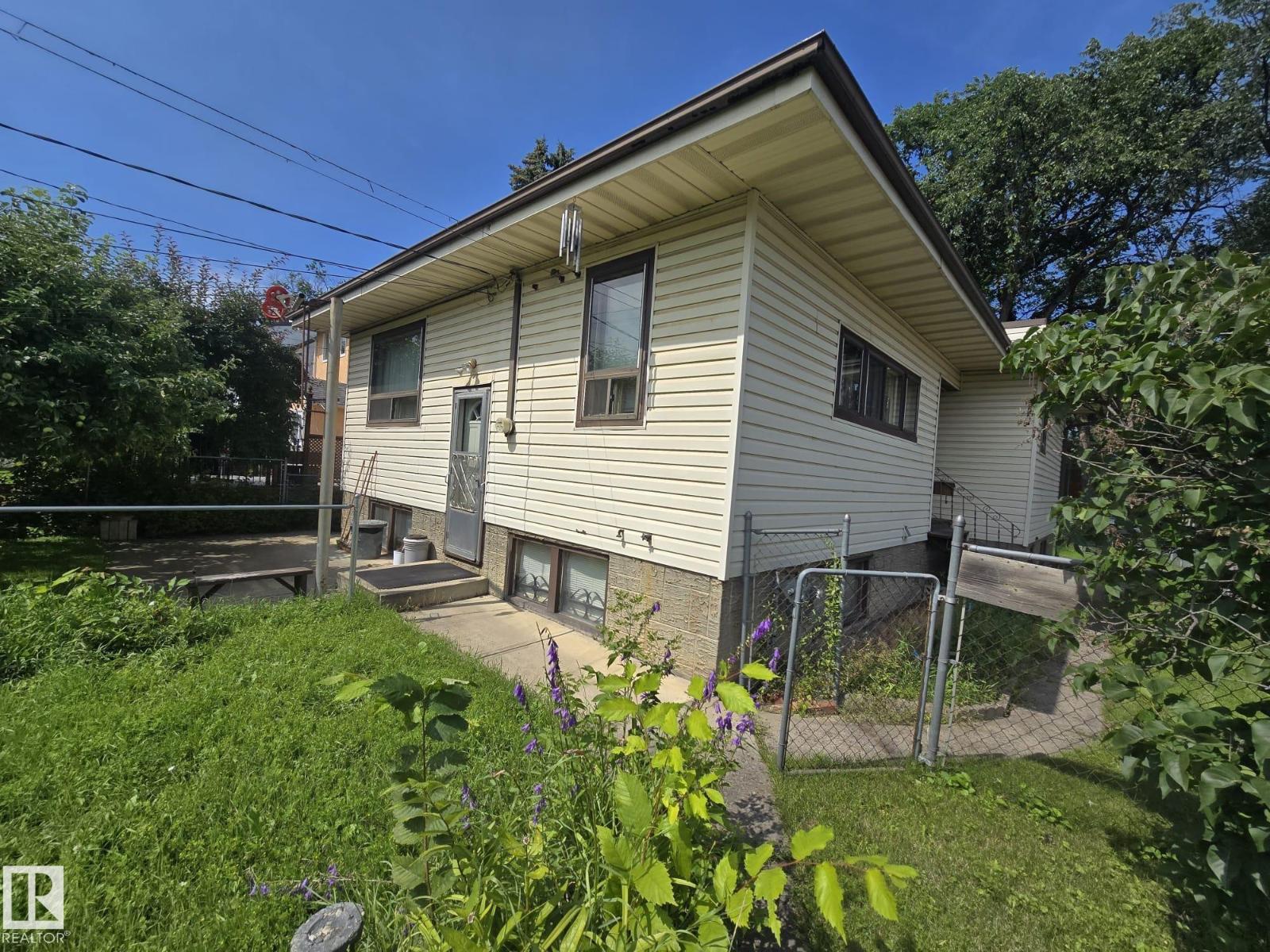 9839 81 AV NW - 1