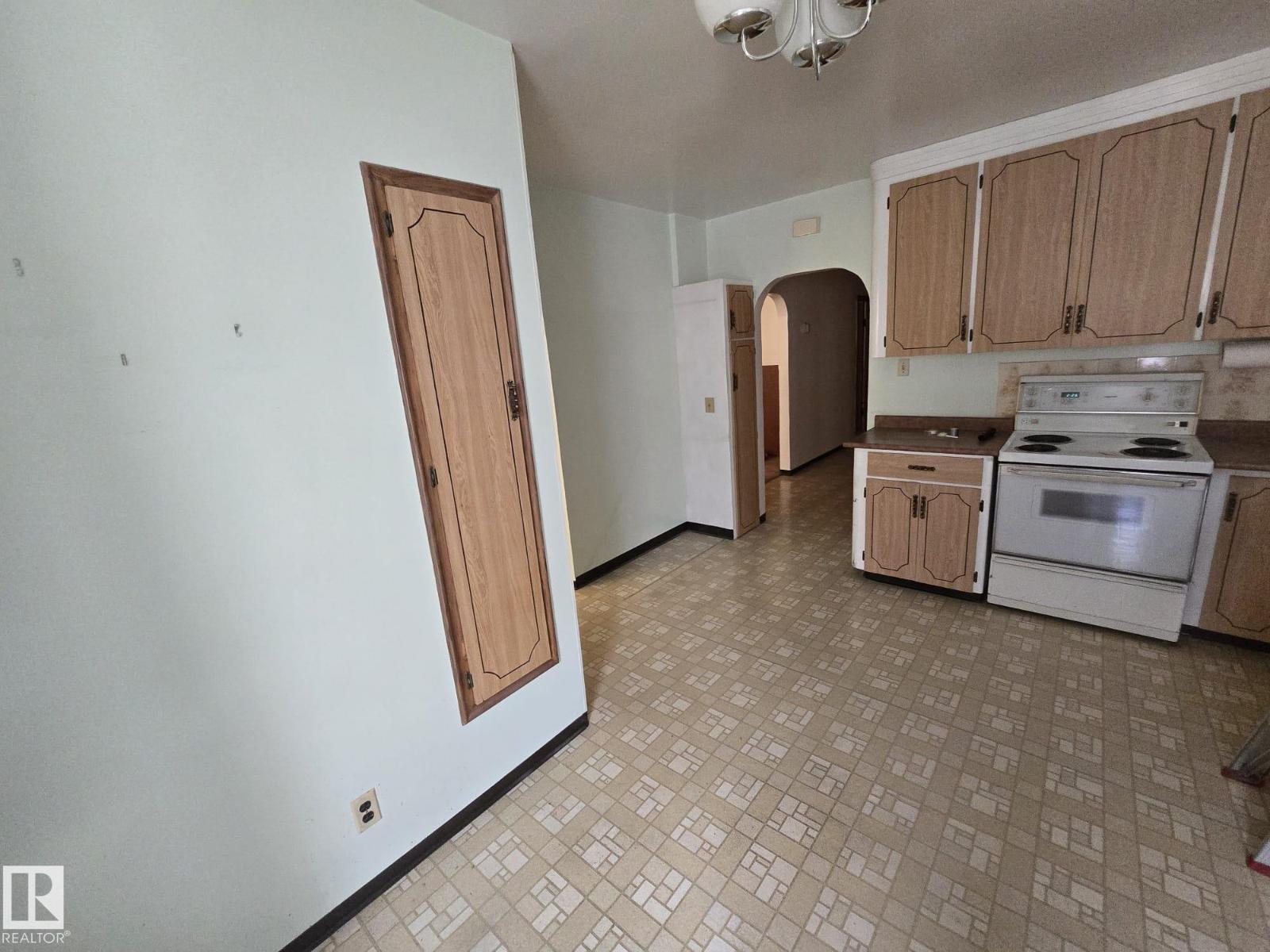 9839 81 AV NW - 5