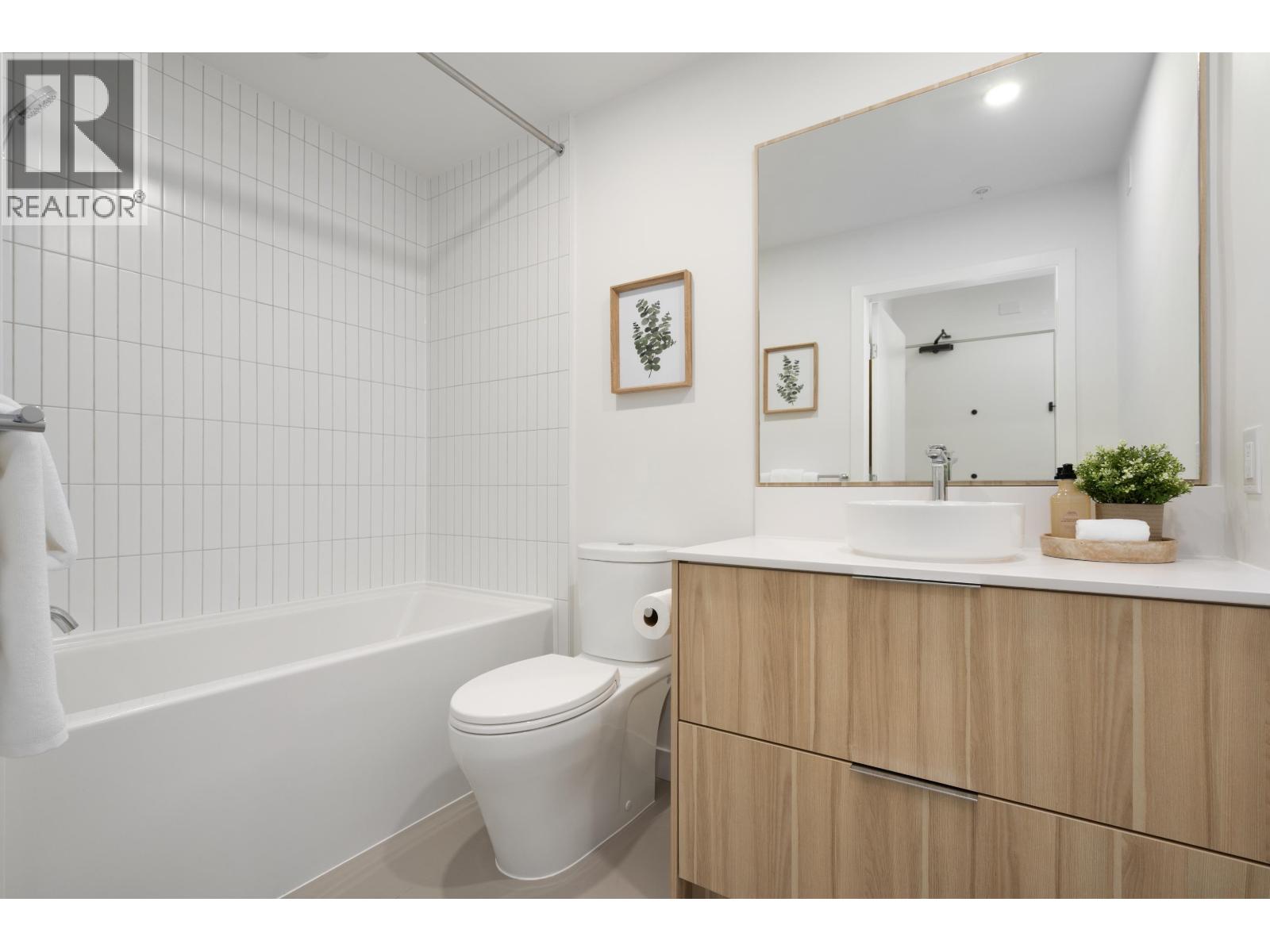 306 2450 GARDEN DRIVE, Vancouver