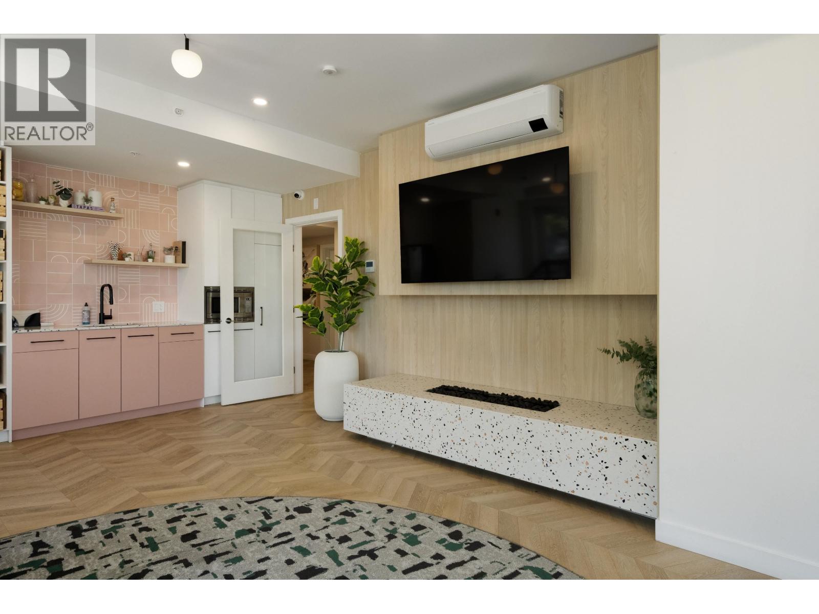 306 2450 GARDEN DRIVE, Vancouver